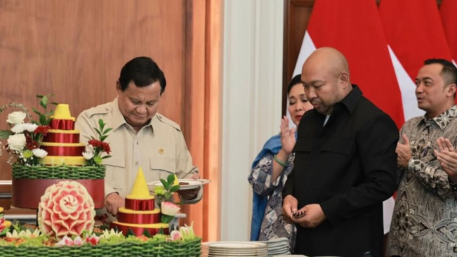 Prabowo memotong tumpeng. [Instagram]